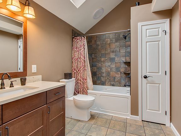 Tiled bath w heated floor 