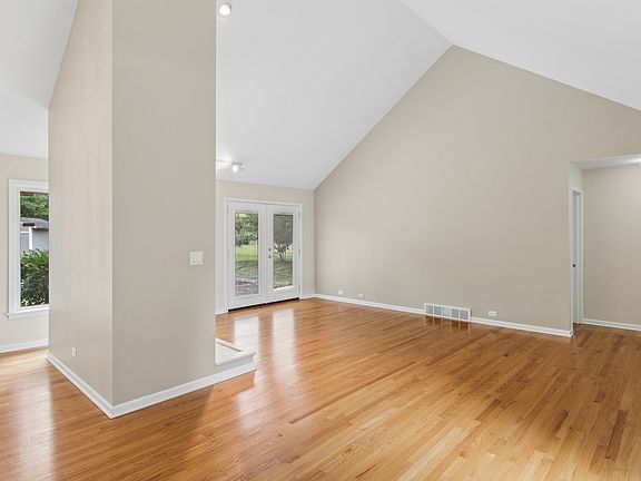 4th image of 356 Windsor Ln