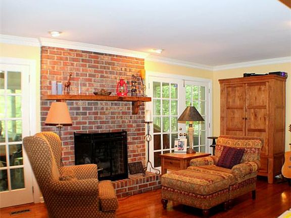5th image of 126 Woodvale Dr