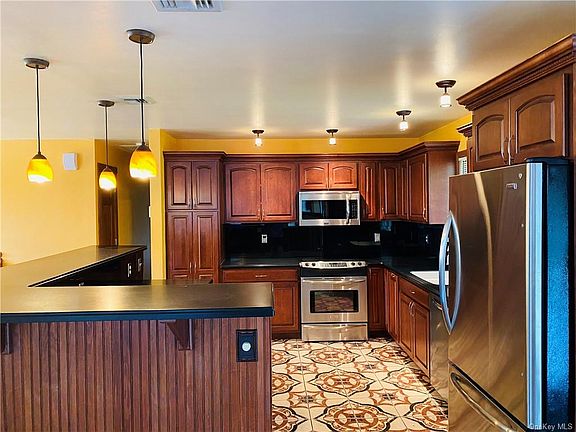 5th image of 65 Lakeview Dr