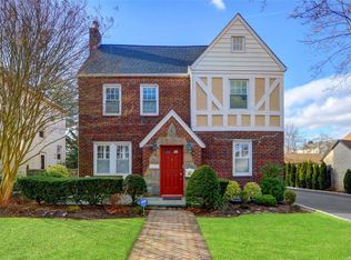 337 Rolling St, Malverne, NY 11565