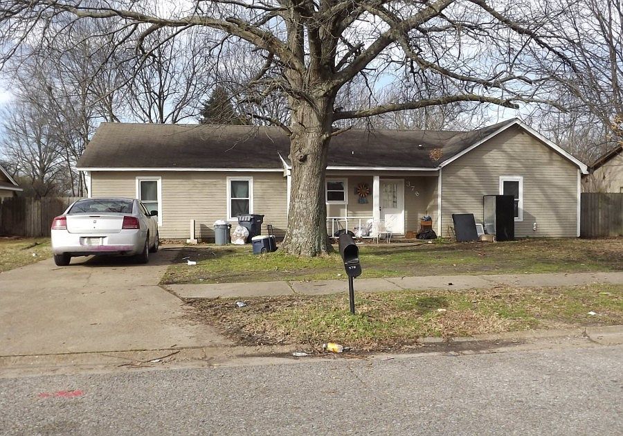 1st image of 378 Park Dr