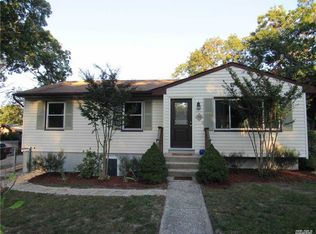 98 Albany Ave, Riverhead, NY 11901