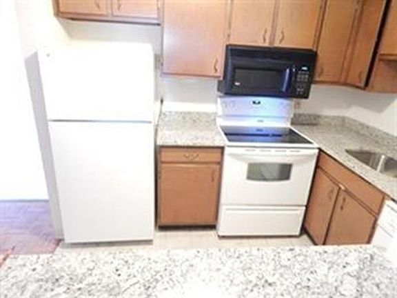 4th image of 1025 Hancock St Unit 4G