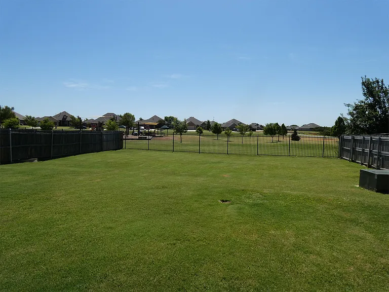 4220 Manhattan Dr — Photo 11