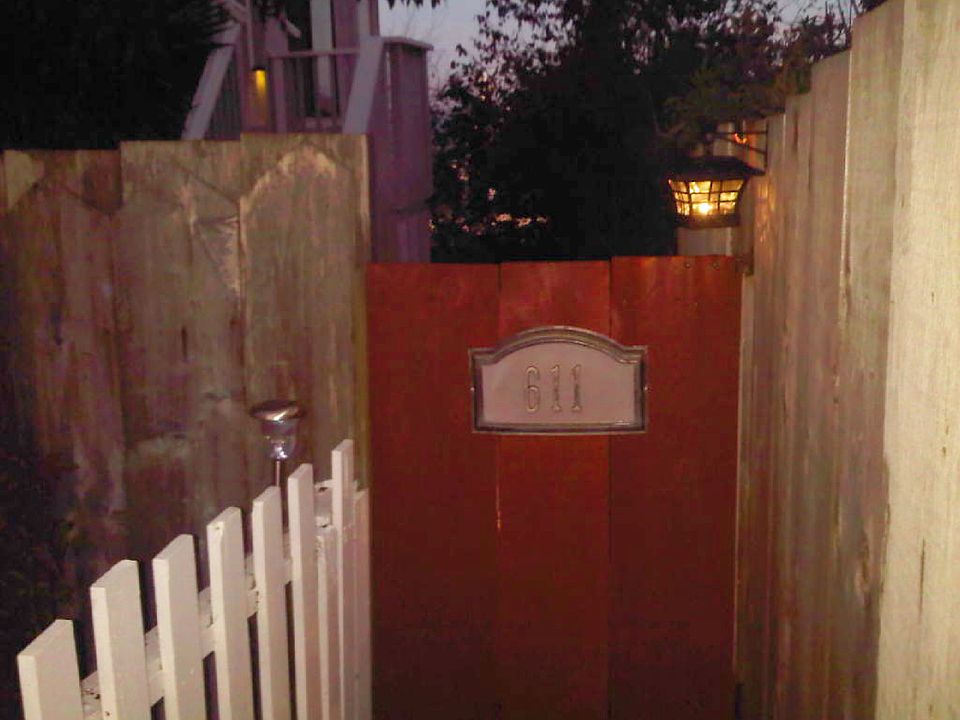 Gate off Laine St