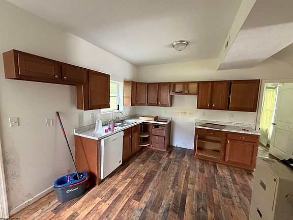 3rd image of 157B Sisler St