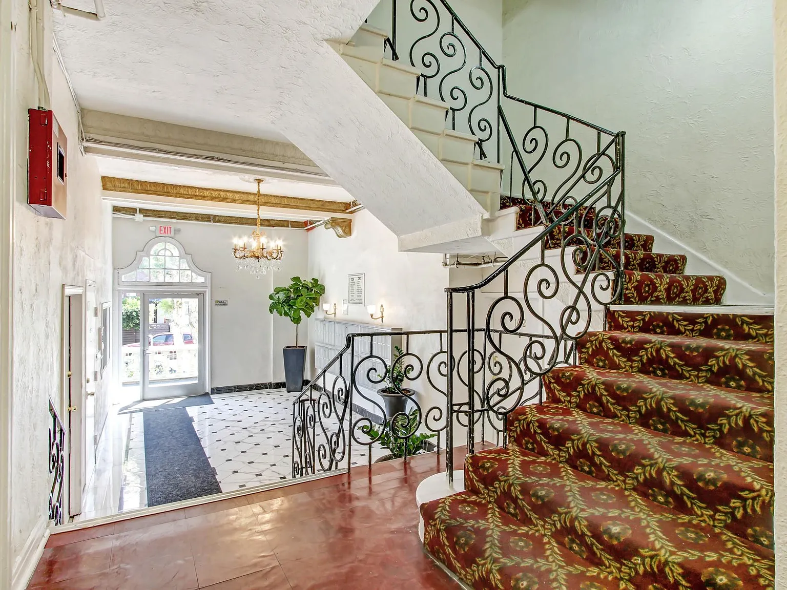 Mariposa Manor — Photo 3