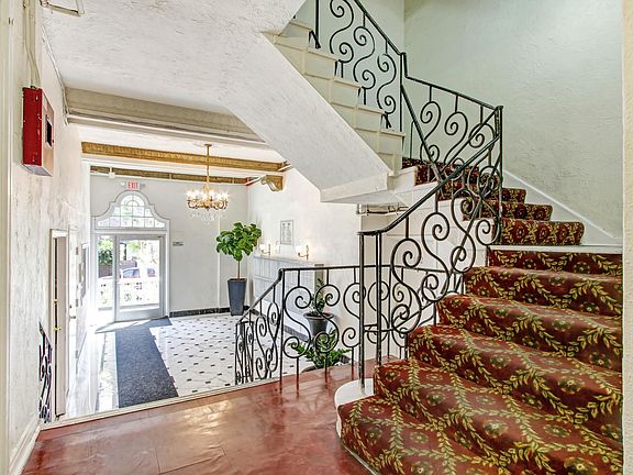 5th image of 241 S Mariposa Ave #207