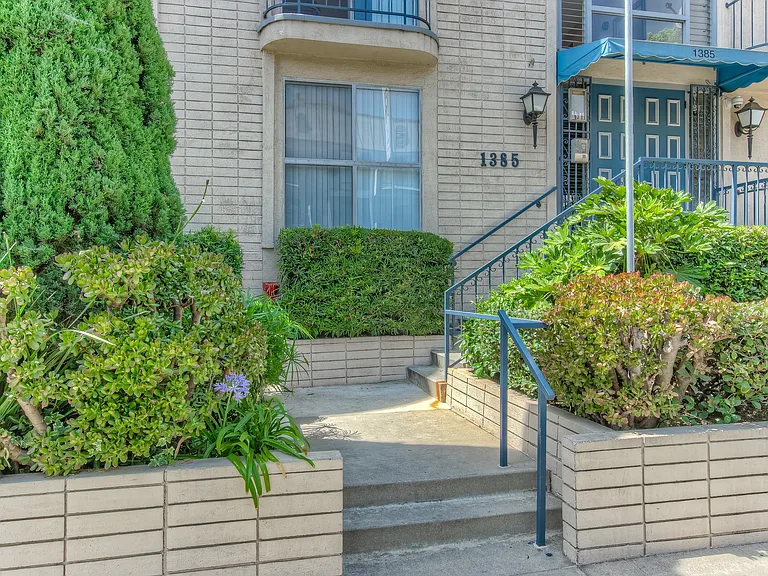 1385 Kelton Ave #301 — Photo 16