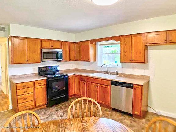 5th image of 8867 Chesterfield Dr