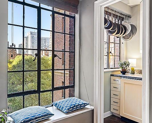 3rd image of 333 E 43rd St APT 922