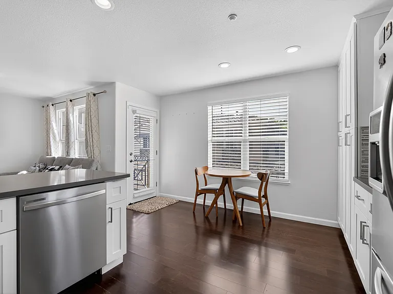 938 Visconti Pl — Photo 24