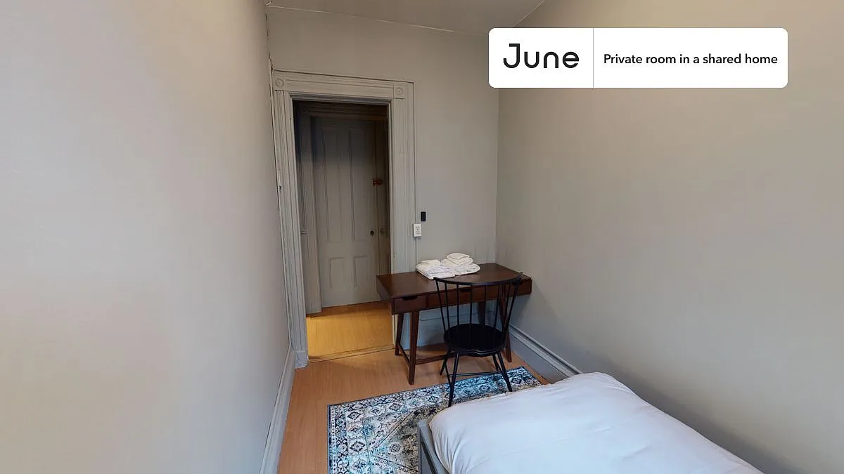 Twin bedroom in 4 bed/1 bath home in Hell's Kitchen #386 2D — Photo 2
