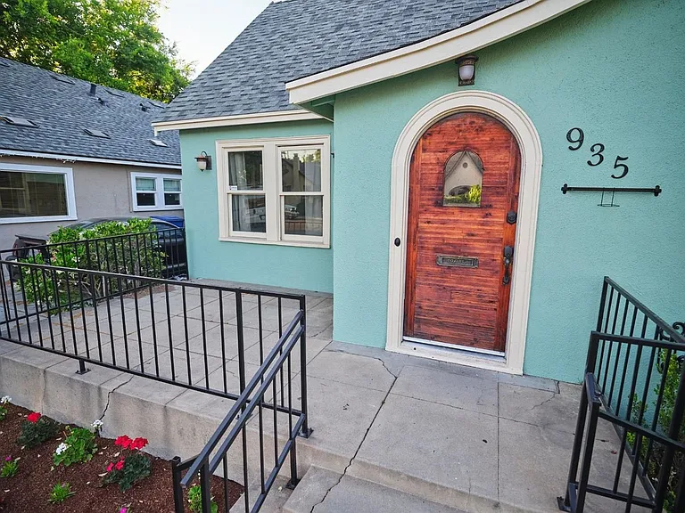 935 E Clinton Ave — Photo 4