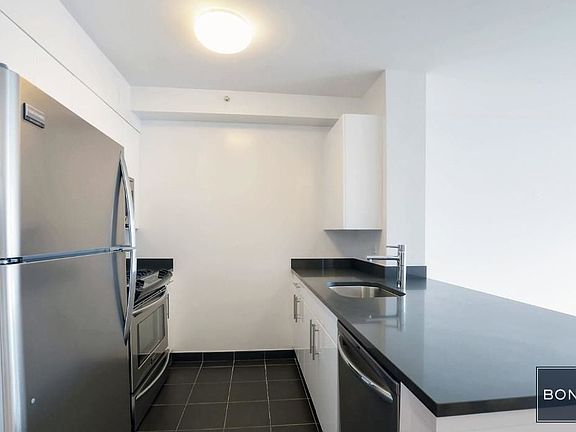 4th image of 4545 Center Blvd #3102