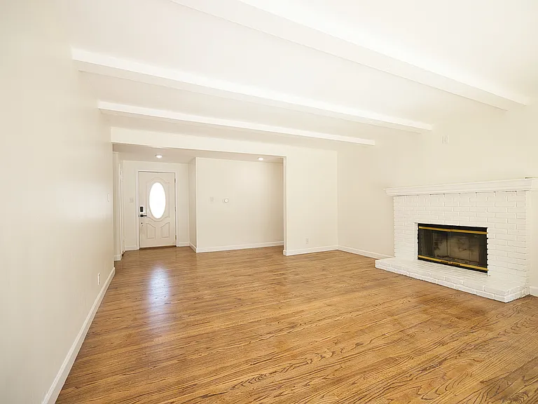 23220 Sylvan St — Photo 19