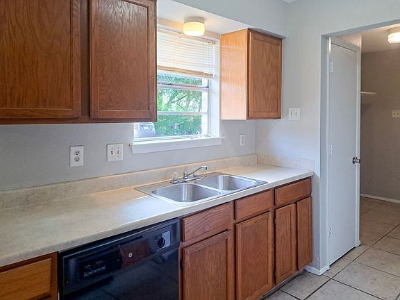 3rd image of 402-400 Renee Dr #402