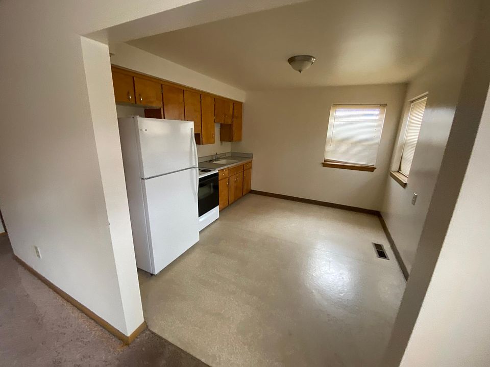 1st image of 17848 Lake Shore Blvd APT 2