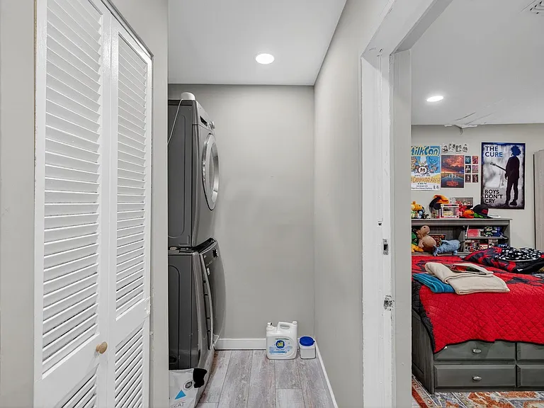 1570 NE 30th Pl — Photo 49