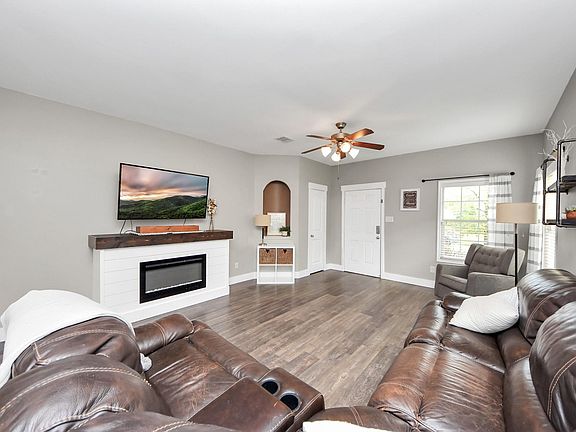 4th image of 8126 Nagy Hill St