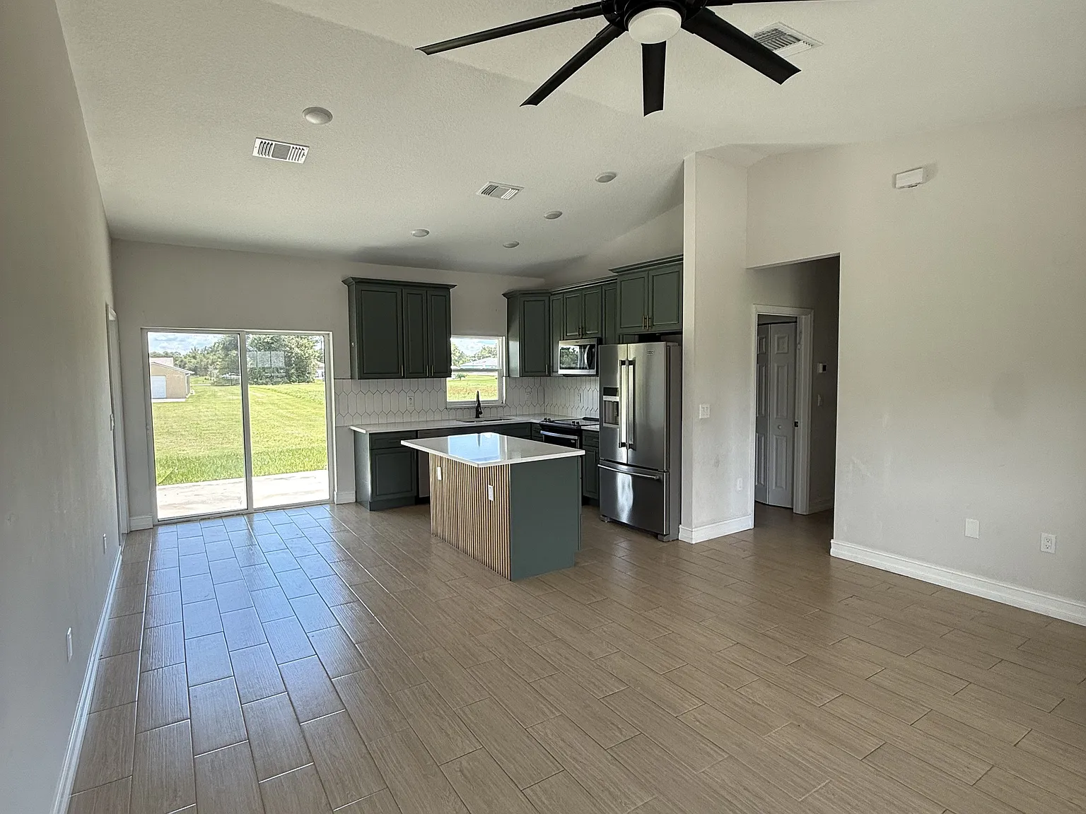 3 bed, 1025 sqft, $2,400 — Photo 4