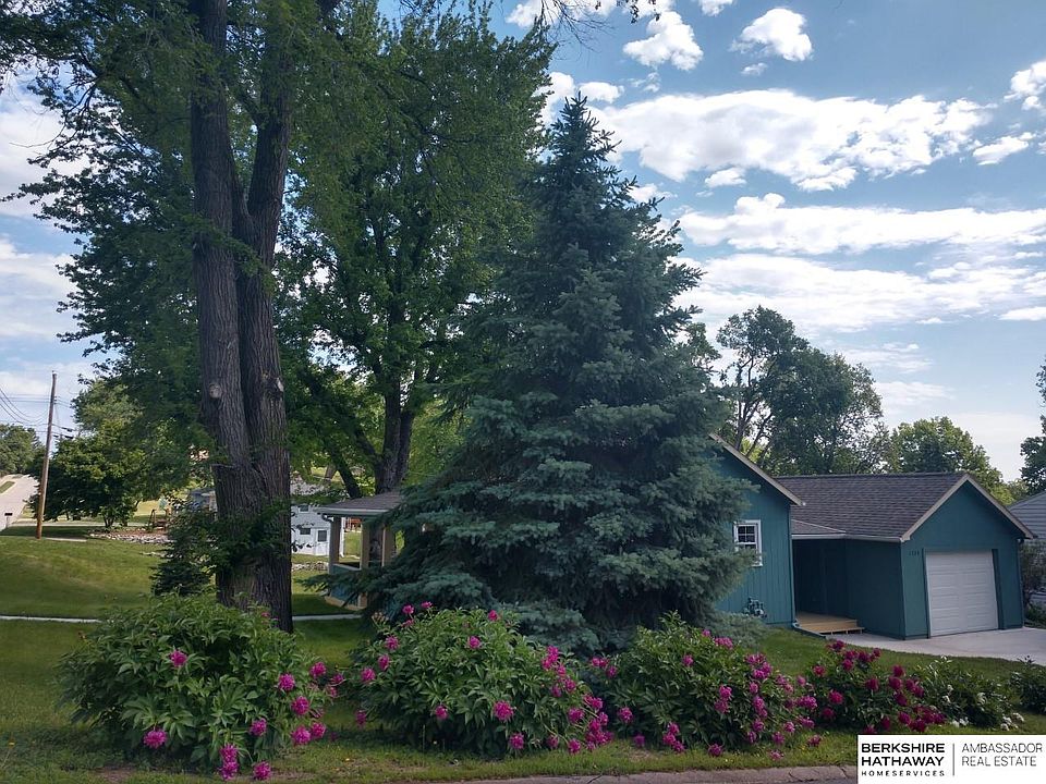 1st image of 1324 3rd Ave