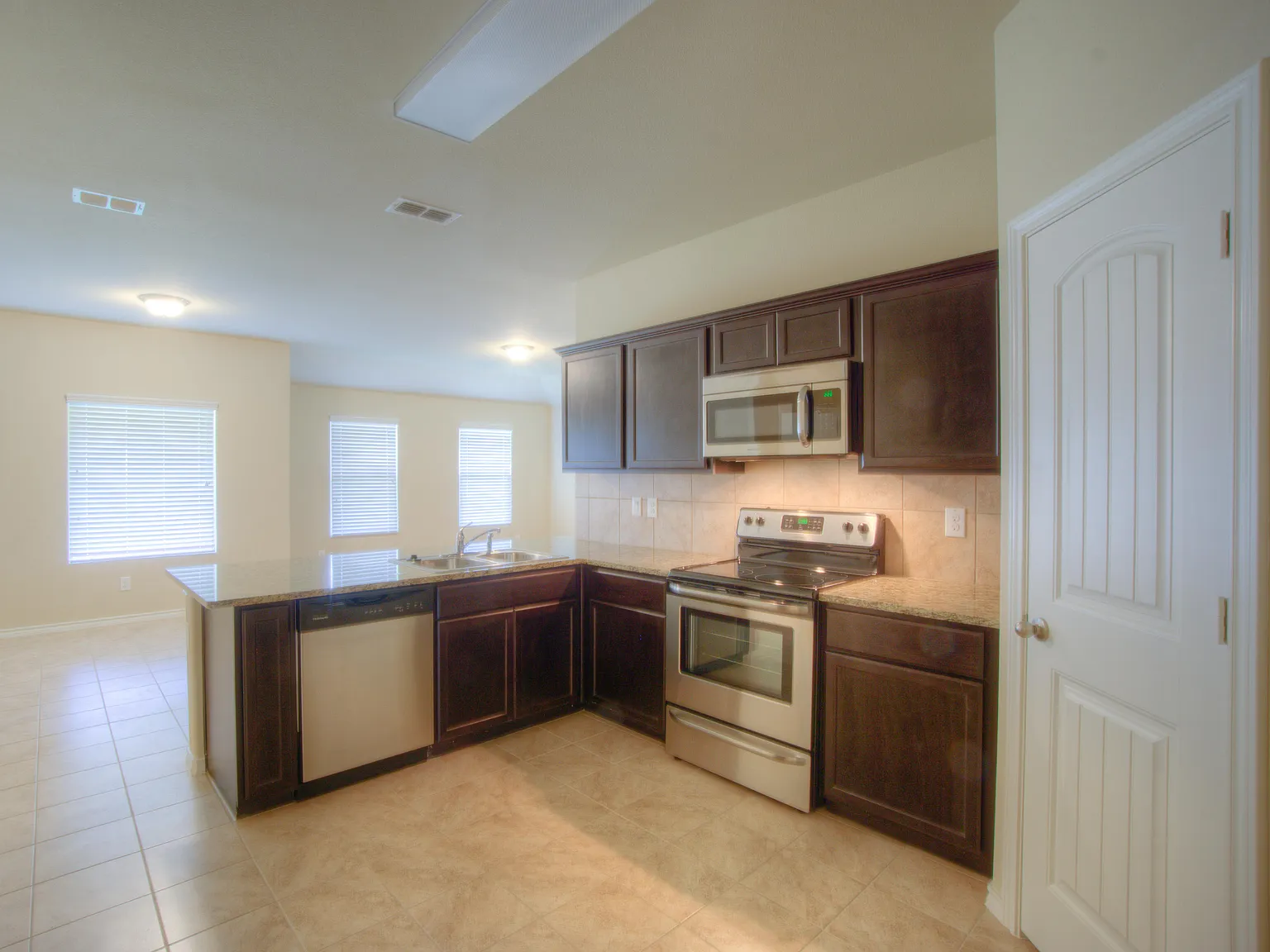 4 bed, 1819 sqft, $2,195 — Photo 4