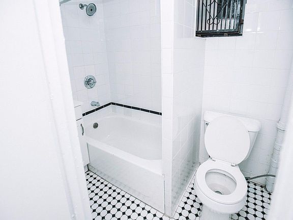 5th image of 605 E 11th St APT D