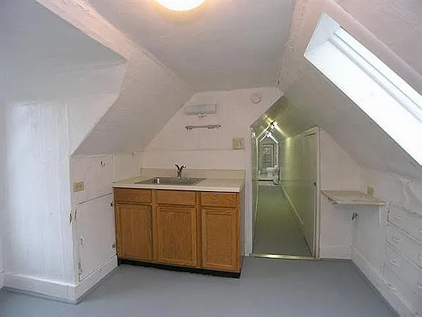 Kitchen (View 2)
