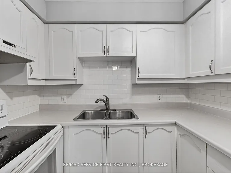 877 Muirfield Cres — Photo 14