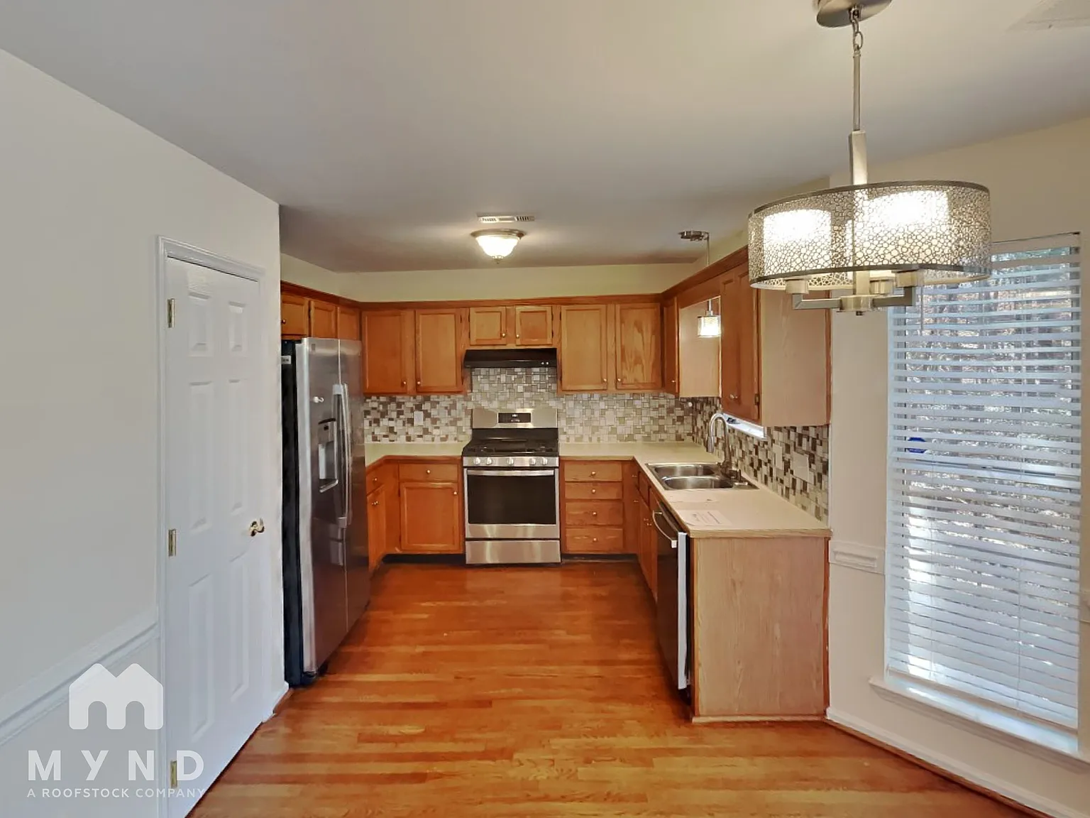 4 bed, 2.5 bath, 1974 sqft, $2,235 — Photo 2