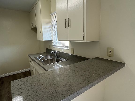 Breakfast bar at kitchen