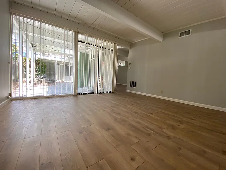 Eleanor Dr — Photo 13