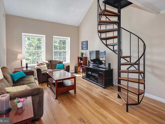 2nd image of 3046 S Buchanan St APT C2