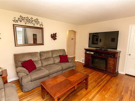 5th image of 447 E 329th St