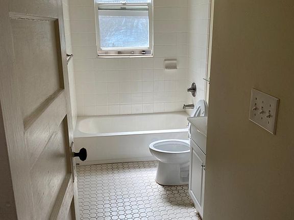 5th image of 951A Jackson St