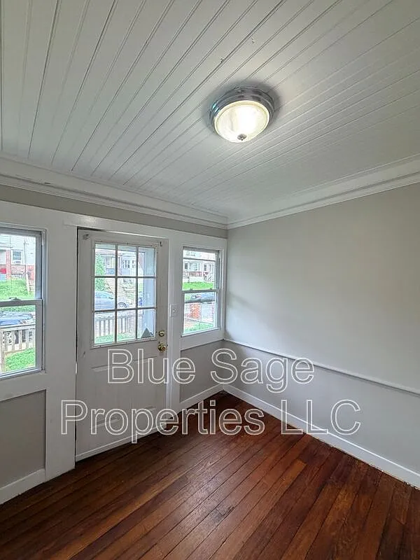 3 bed, 1.5 bath, 1064 sqft, $1,495 — Photo 2