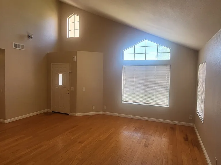 2057 Rosemary Ct — Photo 3