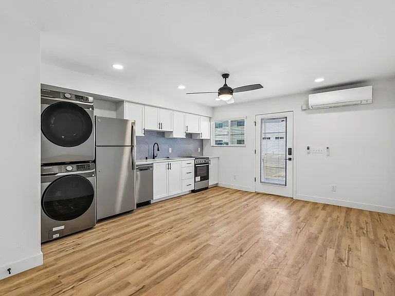 The Crest |NEWLY Renovated Studios, Lofts, 1, 2 & 3 Bedroom Homes Near the Beach — Photo 40