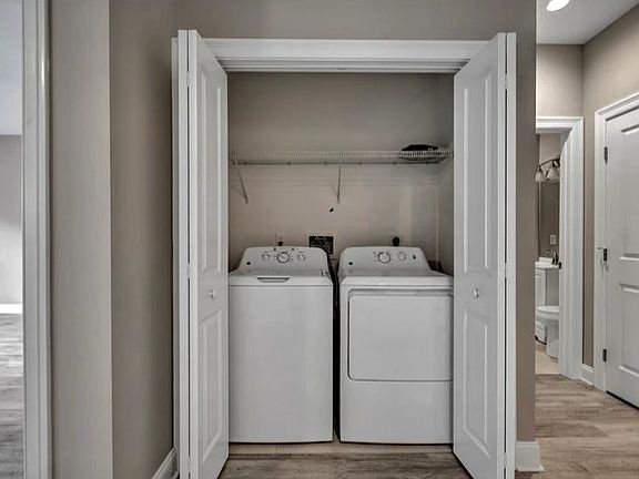 4th image of 309 Bridgeport Ave #405