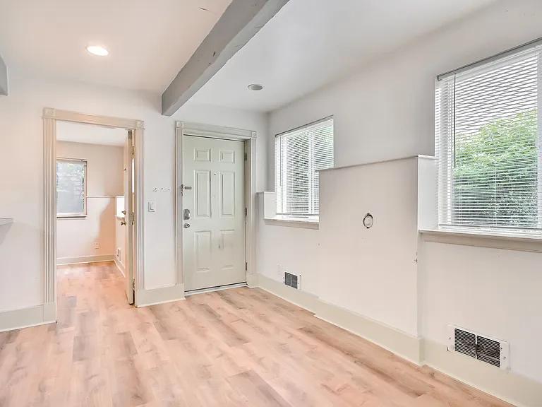 5246 22nd Ave NE — Photo 4
