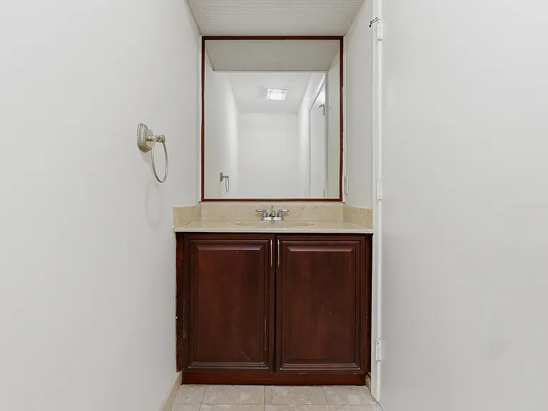 1235 Sussex St — Photo 9