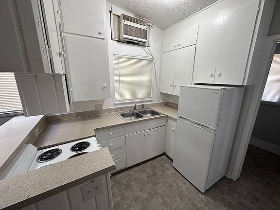 4th image of 830 N Pershing Ave #834