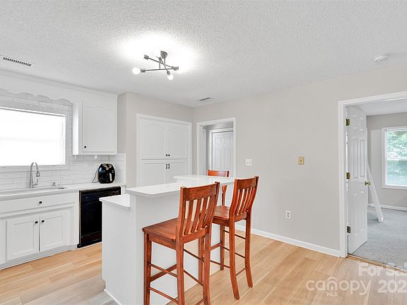 5th image of 210 6th St #36