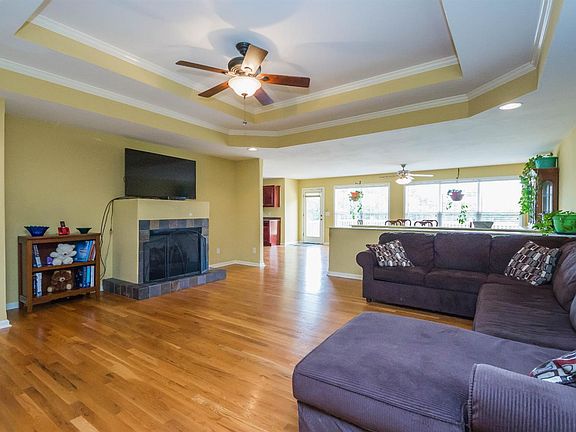4th image of 300 Crowe Ln