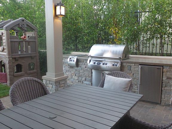 3rd image of 590 Ravensbury St