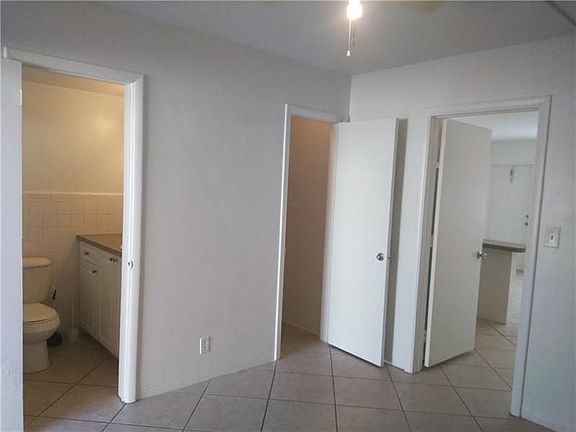 5th image of 1960 NE 48th St APT 11