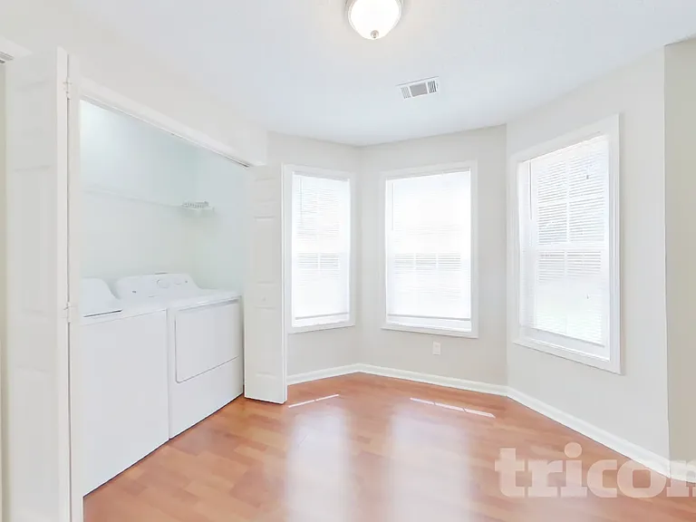 1303 N Hampton Dr — Photo 5