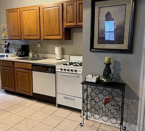 2nd image of 2031-35 Locust St #304